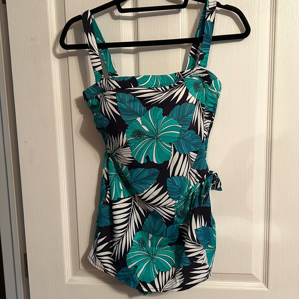 𝅺NWOT one piece swimsuit with sarong front, Size 14